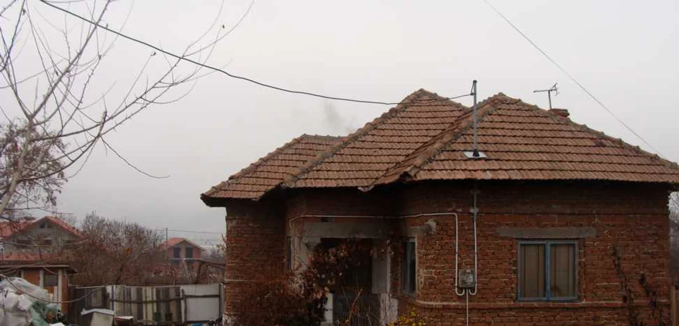 Femeia care şi-a maltratat fetiţele, în această casă, a primit zece ani de închisoare