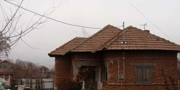 Femeia care şi-a maltratat fetiţele, în această casă, a primit zece ani de închisoare