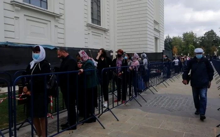 Pelerinii s-au așezat la rând de luni Foto: adevarul.ro