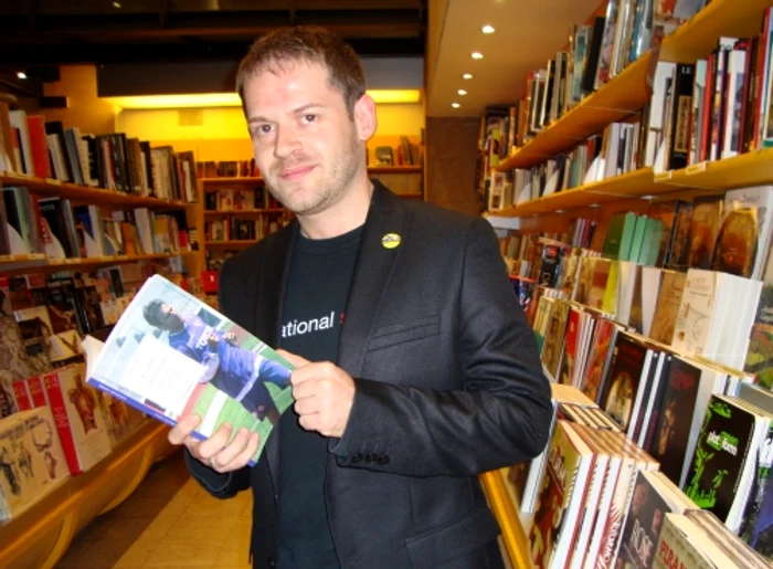 Autorul cărţii, ziaristul Matteo Morandini