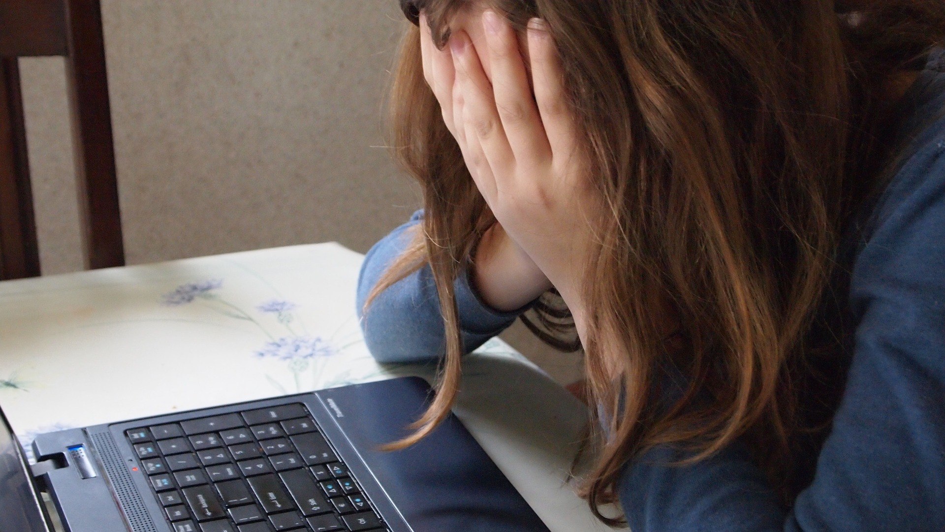 Avertizare online: Fetita de 12 ani s-a sinucis din cauza cyberbullying-ului