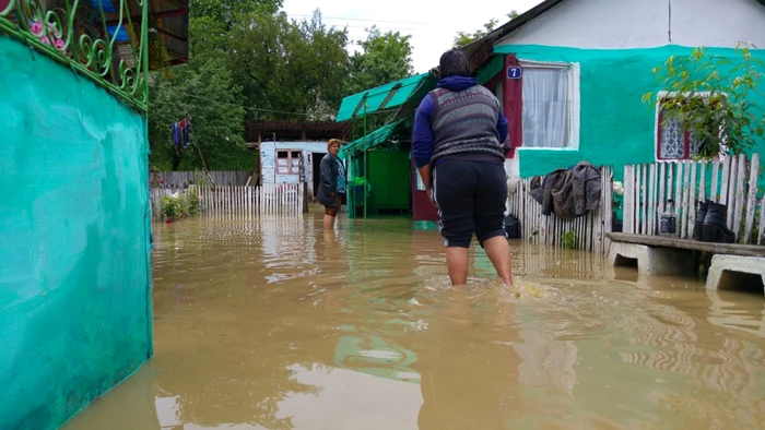În oraşul Pucioasa ploaia a creat serioase probleme atât şoferilor, cât şi localnicilor FOTO Ionuţ Dima
