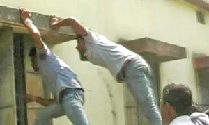 Taţii au spart geamurile cu pietre şi apoi s au urcat la ferestre să paseze fiţuicile jpeg