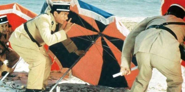 Orice caz ar avea de rezolvat, jandarmii conduşi de inspectorul Cruchot ajung să se certe cu nudiştii de pe plaja din Saint Tropez