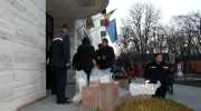 Buletinele de vot au fost distribuite astăzi