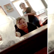 un pensionar a venit cu un sac de monede sa plateasca taxele locale la vaslui, angajata i a cerut sa ii aranjeze foto Vremea Nouă jpg