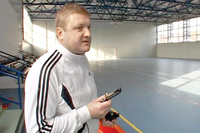 
    Sala de sport: Aici îşi desfăşoară elevii de la şcoala  generală orele de educaţie fizică (Fotografii: Dinu Zară)  