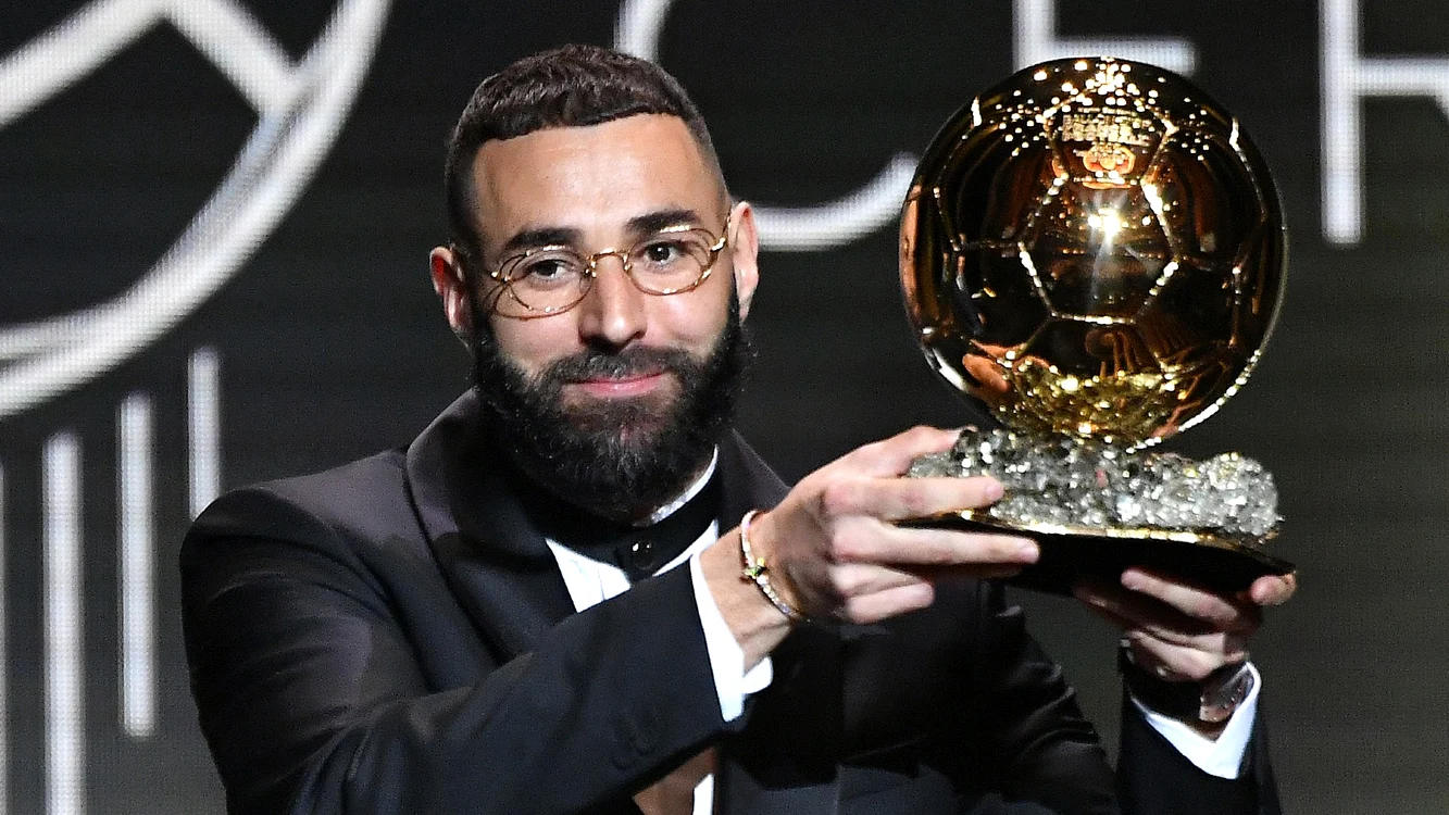 Karim Benzema cu Balonul de Aur în mână. FOTO: Twitter