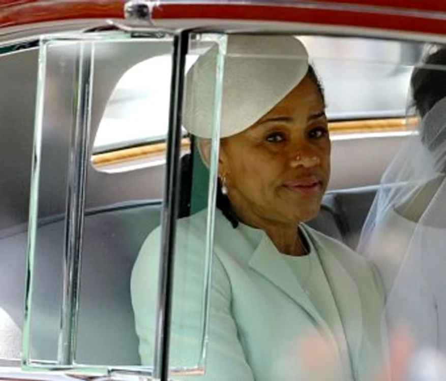 Mama lui Meghan Markle a şocat atunci când şi-a făcut apariţia la nunta regală având un piercing în nas 