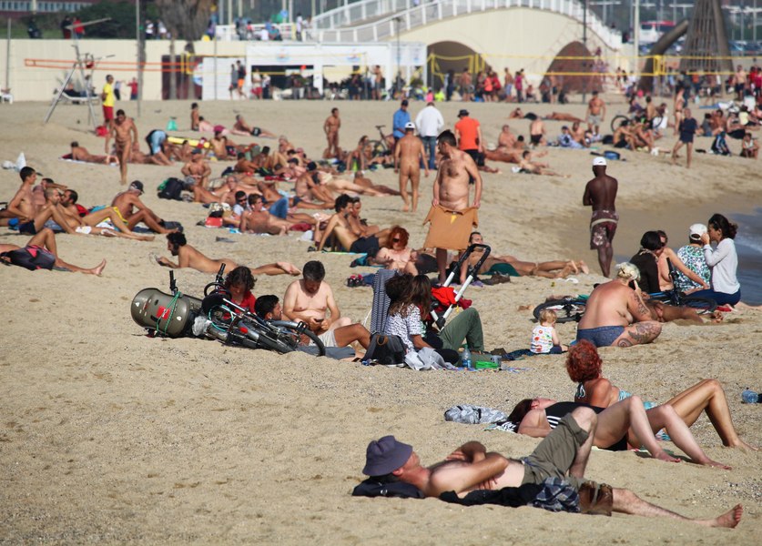 Nudiștii catalani fac campanie împotriva turiștilor îmbrăcați: „O lipsă de respect“