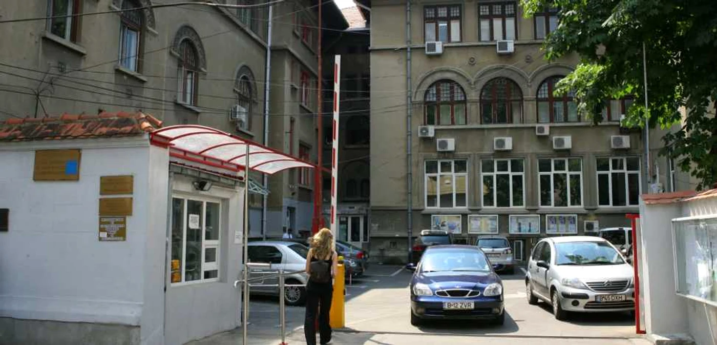 În 2013, peste 3000 de candidaţi s-au înscris la admiterea
 la studiile universitare de licenţă la facultăţile SNSPA      FOTO: Adevărul