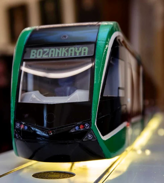 Machetă a tramvaiului Bozankaya, prezetată la Iaşi FOTO Primăria Iaşi