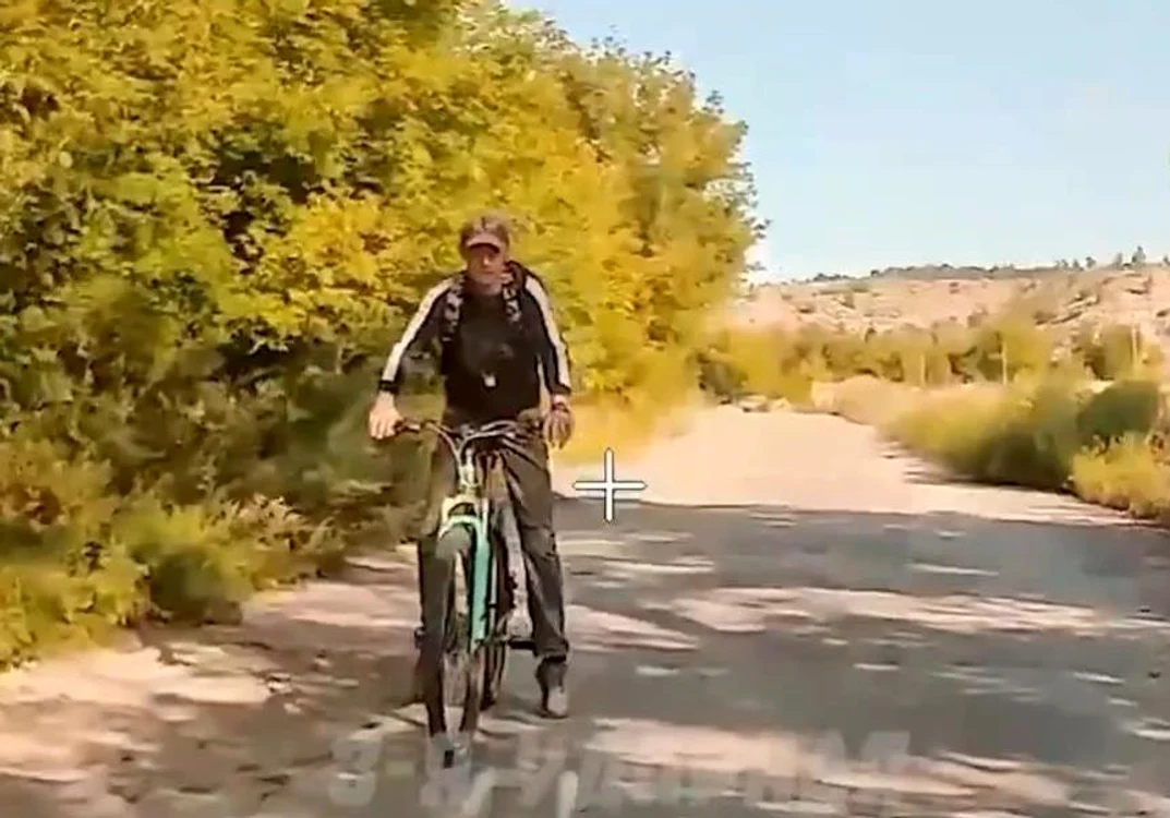 Biciclist atacat de dronă