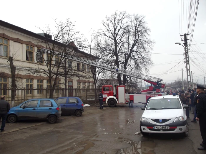 Elevii au fost evacuaţi din şcoală timp de o oră FOTO Adevărul