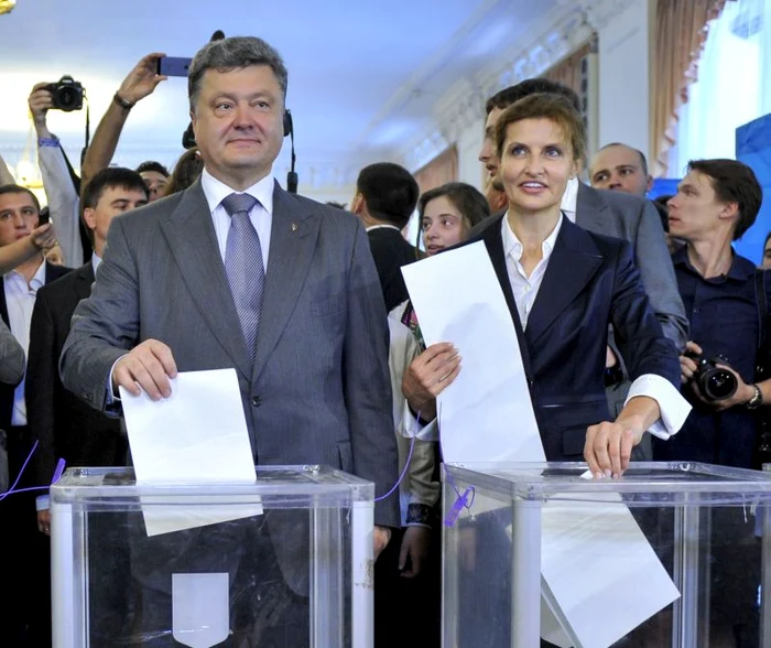 
    Petro Poroşenko şi soţia sa, Marina, au votat la co secţie electorală din Kiev. (Foto: Reuters)  