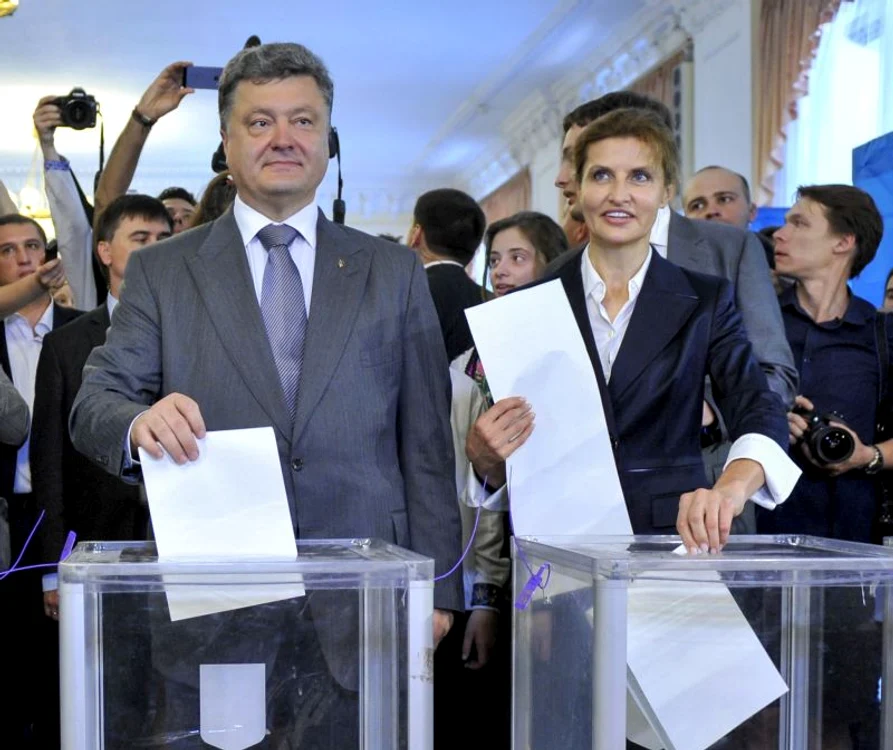 
    Petro Poroşenko şi soţia sa, Marina, au votat la co secţie electorală din Kiev. (Foto: Reuters)  