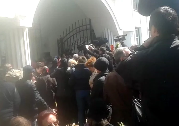 Mulţimea s-a înghesuit la intrarea în cimitir