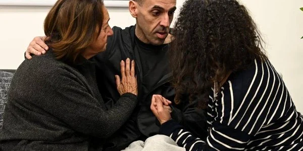 Eli Sharabi   ostatic eliberat de Hamas Foto X jpg