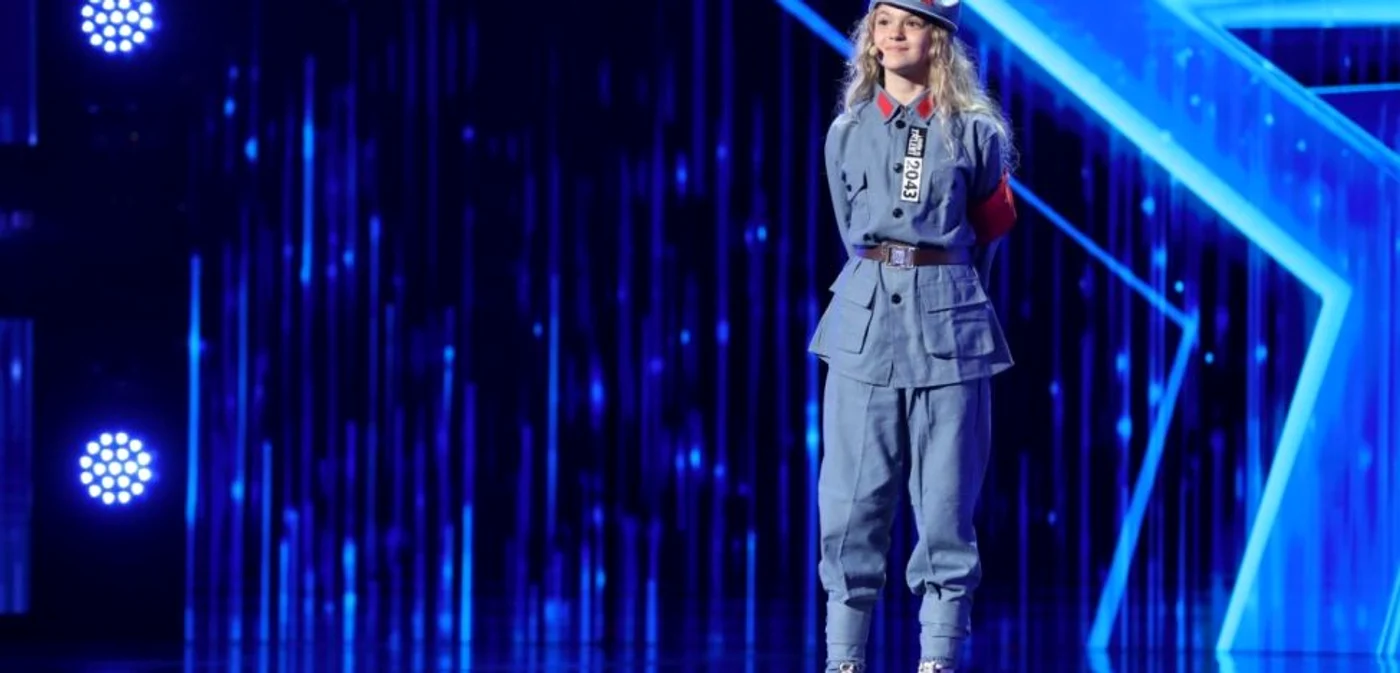 Unii internauţi au criticat alegerea vestimentaţiei Sienei - o uniformă militară chinezească similară cu cele purtate de militrii din Armata Roşie a lui Mao Tse-Tung. FOTO: PRO TV