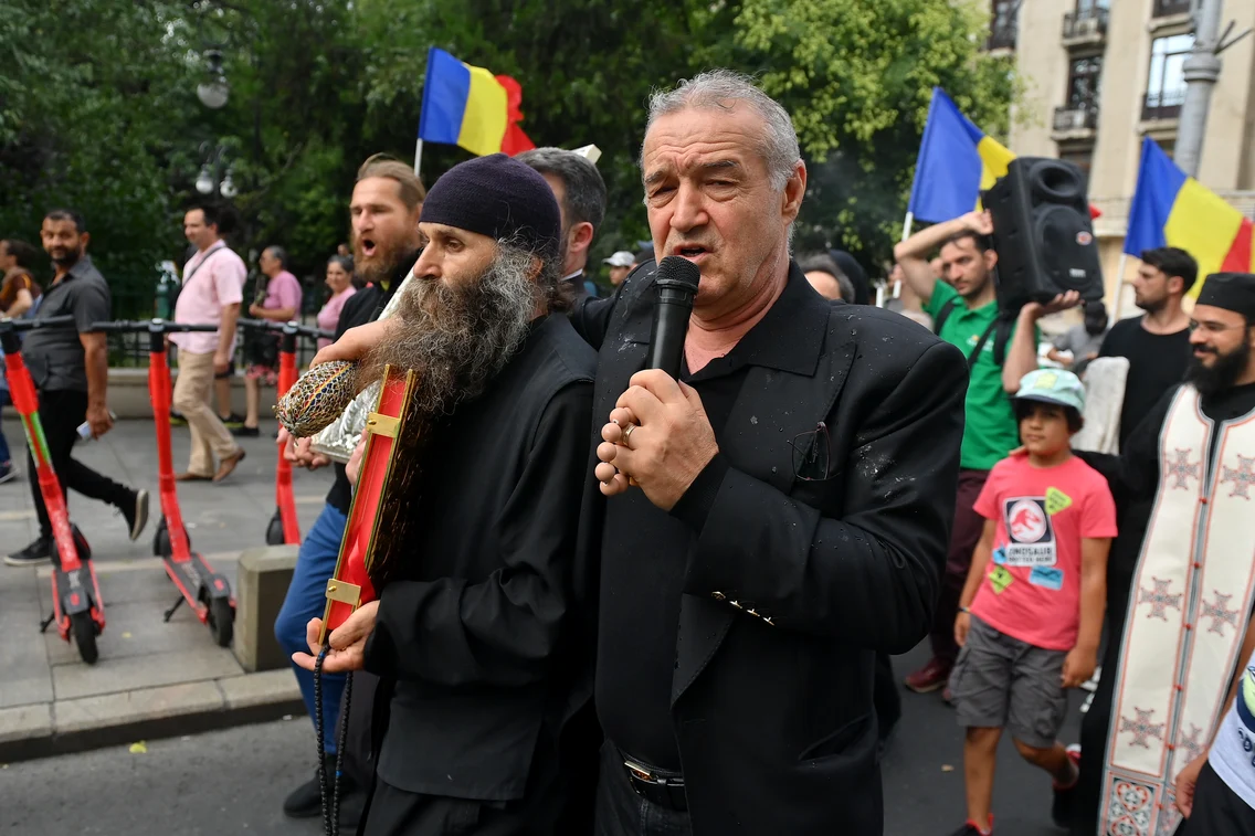 Gigi Becali protest   Mediafax jpg