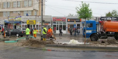 Muncitorii care se ocupă de reabiltarea străzilor sunt cei care au spart hidrantul de apă 