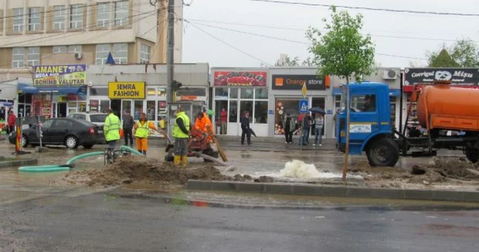 Muncitorii care se ocupă de reabiltarea străzilor sunt cei care au spart hidrantul de apă 