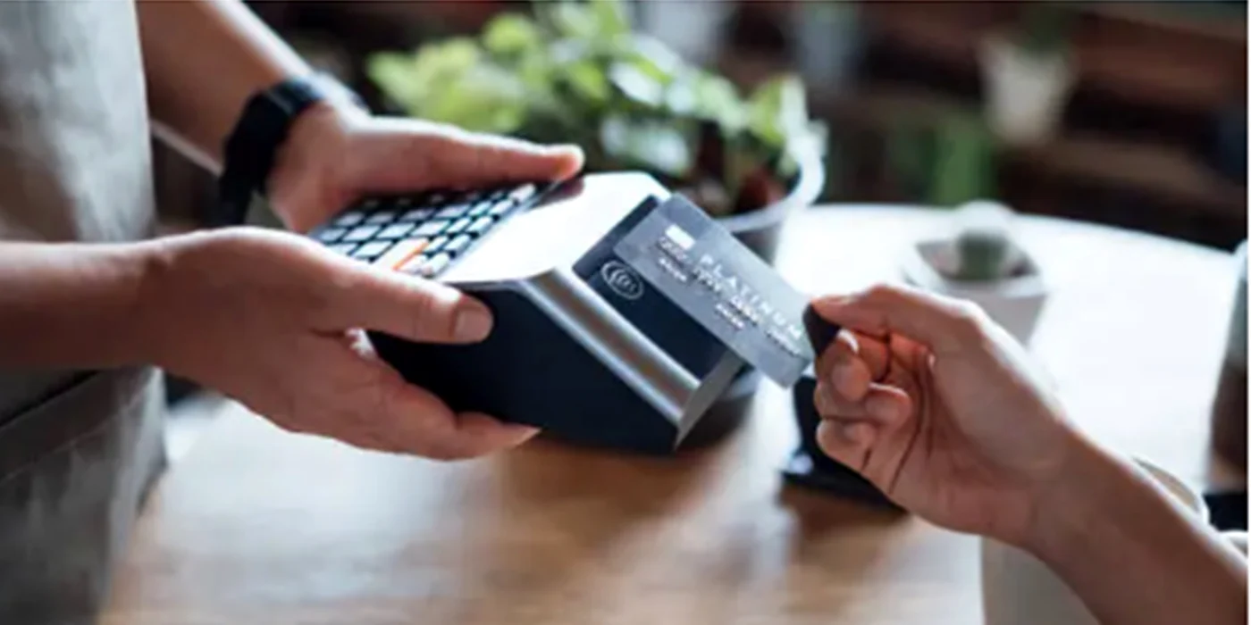Cash vs card: de ce metoda de plată îți influențează cheltuielile 