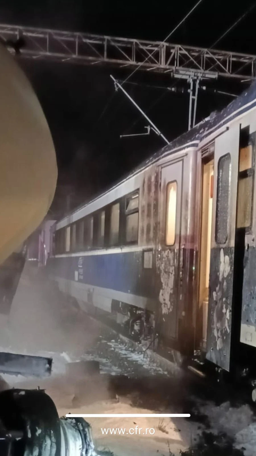 Tren de călători Suceava-Constanța, implicat într-o coliziune cu un autocamion în județul Neamț. Camionul a luat foc