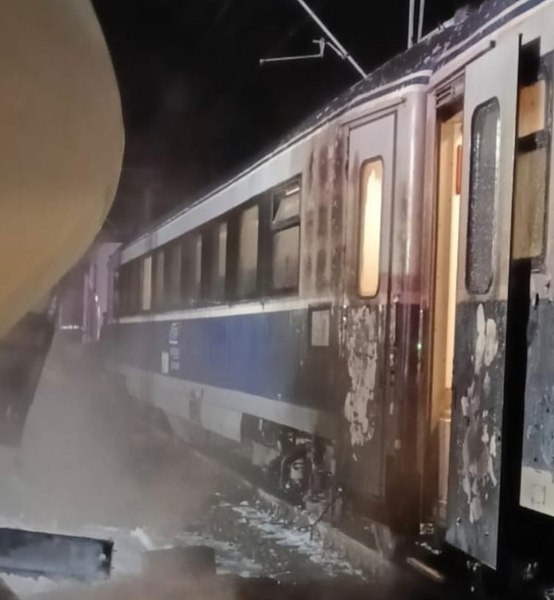Tren de călători Suceava-Constanța, implicat într-o coliziune cu un autocamion în județul Neamț. Camionul a luat foc
