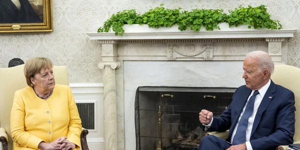 Angela Merkel discutand cu Joe Biden la ultima sa vizita la Casa Alba FOTO EPA-EFE