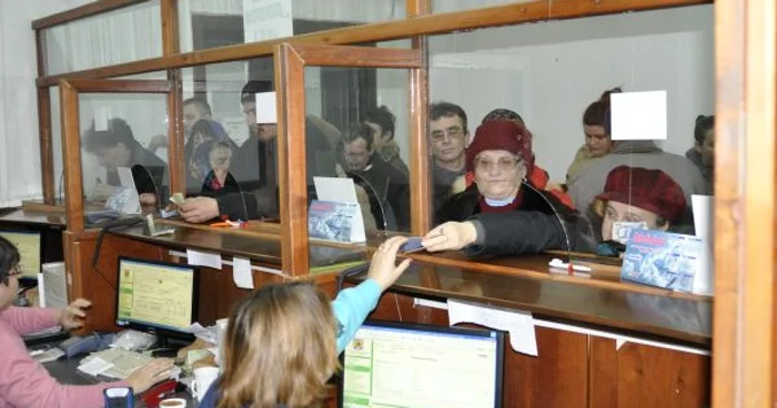 Plăţile sociale vor putea fi ridicate şi la alte bănci, nu doar la BEM FOTO Adevărul