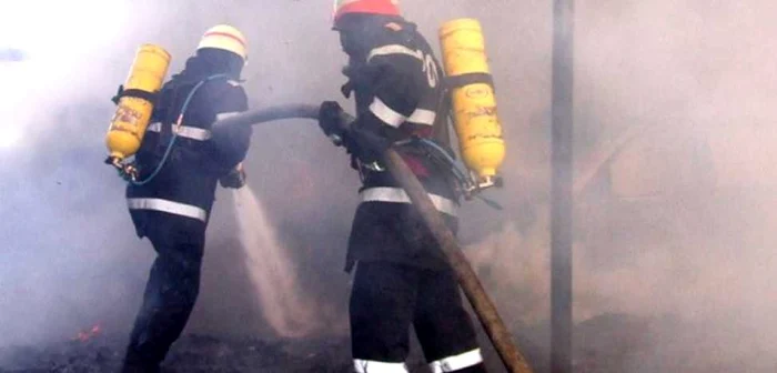 Pompieri ISU Dobrogea Constanţa intervenţie misiune incendiu foc flăcări fum Foto ISU