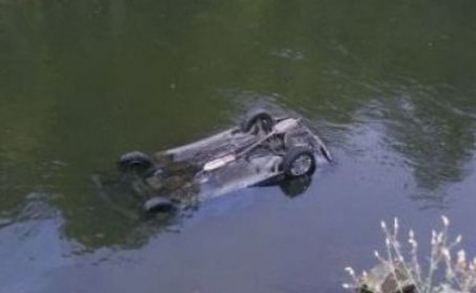 Un tânăr fără permis a vrut să fenteze Poliția și a zburat cu mașina într-un pârâu