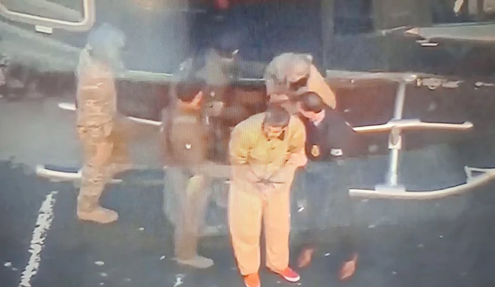 Maduro, coborât din elicopter. FOTO captură video Antena 3 CNN