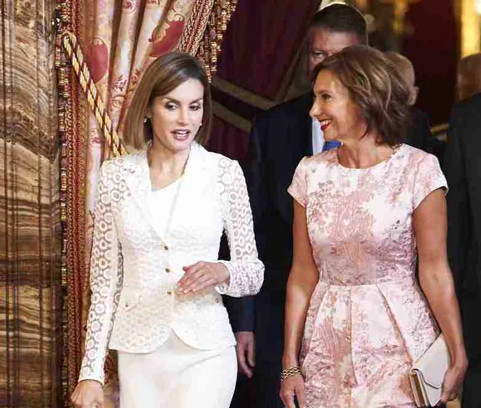 
    Carmen Iohannis a fost o apariție de senzație la întâlnirea oficială în Spania. Prima doamnă și Președintele României au fost primiți de Regina Letizia și de Regele Felipe al VI-leafoto: Hepta  