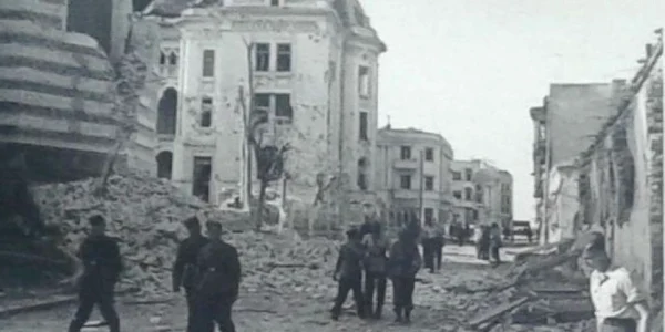 Iinie 1941  Constanţa bombardată Sursa foto Arhivele Judeţene Constanţa webp