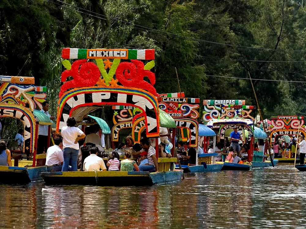 La sud de centrul istoric al capitalei Mexicului,  la doar o oră distanţă,  se află Xochimilco. Oraşul are mai multe canale şi insule create de către oameni de-a lungul timpului,  iar din 1987 aparţine Patrimoniului Mondial UNESCO. 