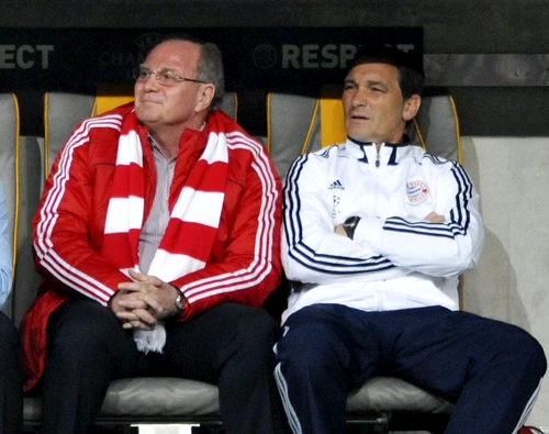 Uli Hoeness (stânga), pe banca tehnică a lui Bayern Munchen