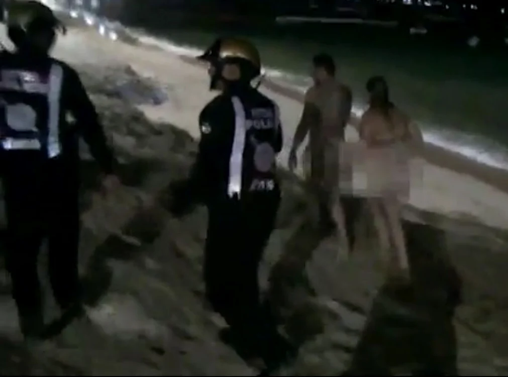 Momentul intim din public a fost întrerupt de polițiștii chemați de turiștii care priveau scenele parcă desprinse din filmele pentru adulțifoto: Captură video