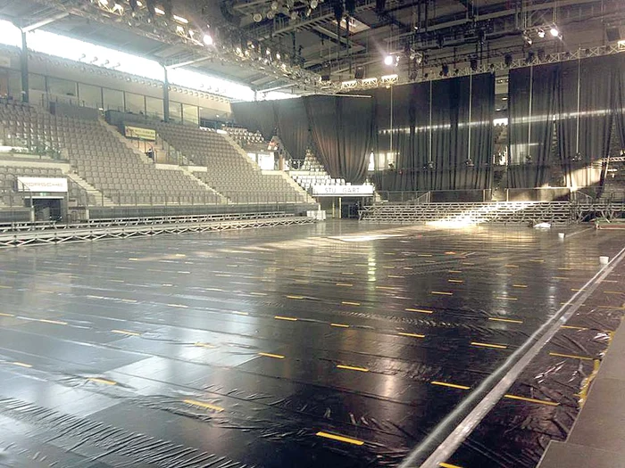 Dimineaţa, parchetul  sălii avea peste el  un podium special