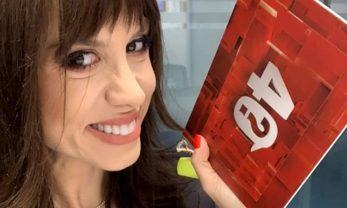Denise Rifai moderează "40 de întrebări cu Densie Rifai " la Kanal D Sursa Kanal D