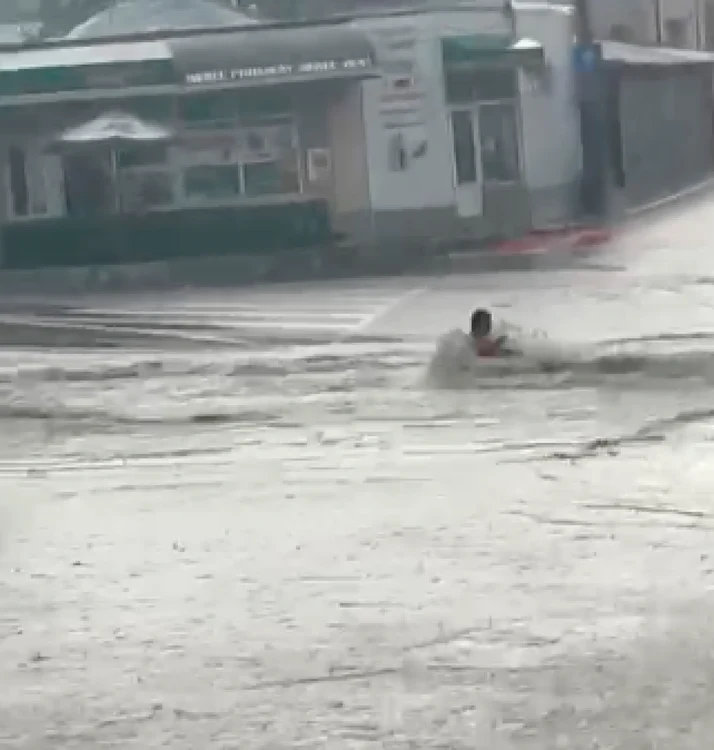 Femeie surprinsă de viitură la Medgidia Sursa Sorin Radu