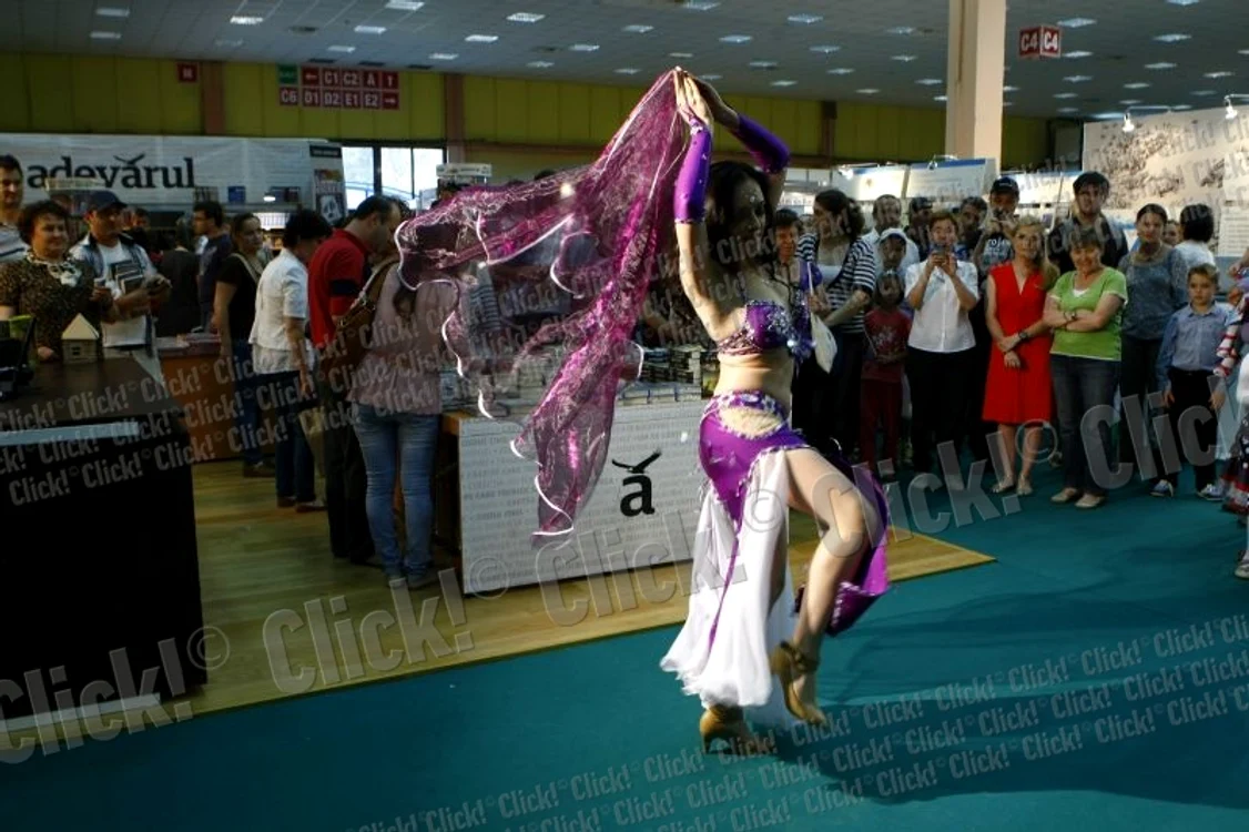 Amira a dansat senzual la standul Editurii Adevărul de la Bookfest. (Foto: Eduard Enea)