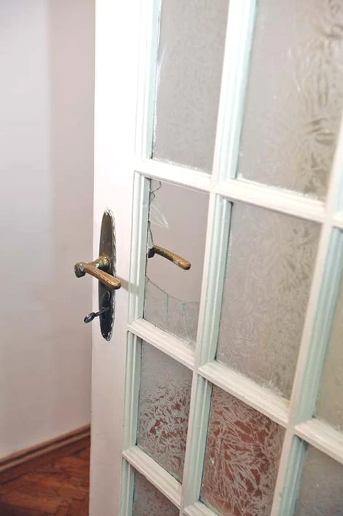 Mascaţii au spart un geam de la ușa locuinţei artistului