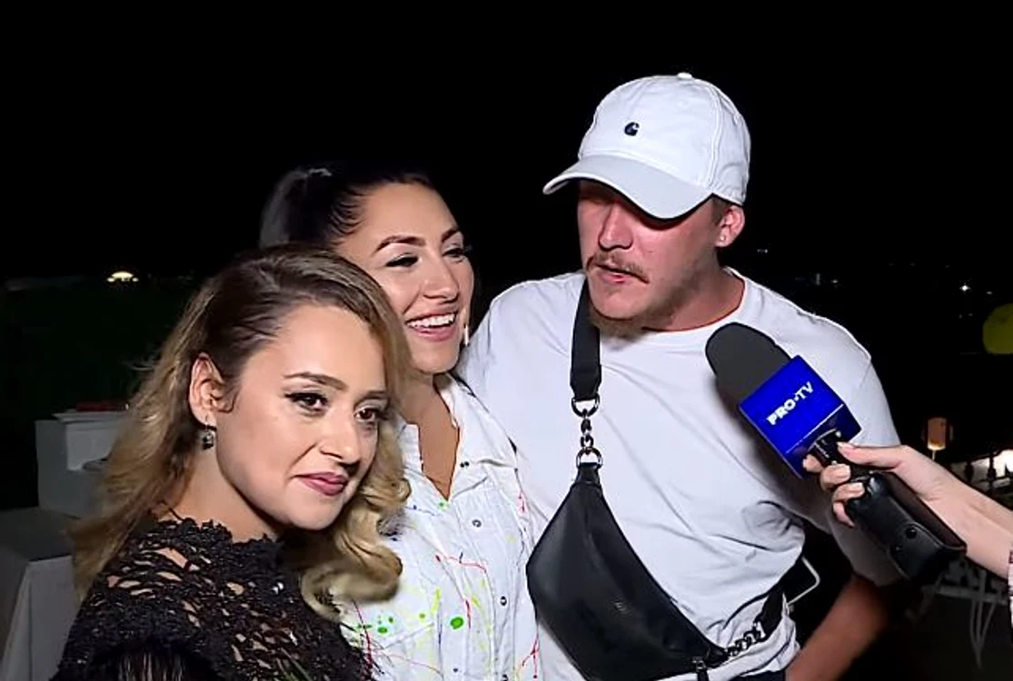 
    Simina şi What's Up, alături de naşa lor, Andra  