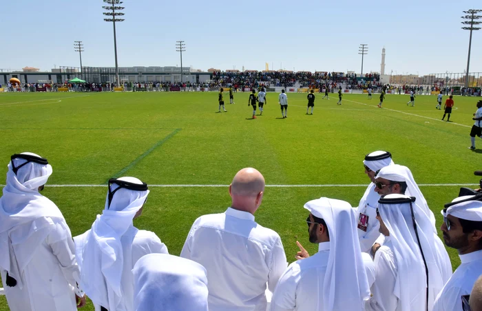 Însuşi preşedintele FIFA a mers să vadă cum stau lucrurile în Qatar şi s-a observat că sunt întârzieri la construcţia unor stadioane