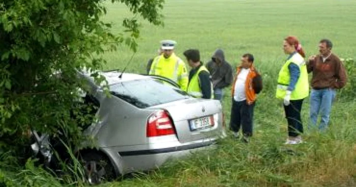 Hunedoara: Acvaplanare terminată într-un copac