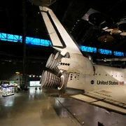 Naveta spațială Discovery, expusă la Steven F. Udvar-Hazy Center, o aneză a Muzeului Național al Aerului și Spațiului (© Sanjay Acharya / Wikimedia Commons)