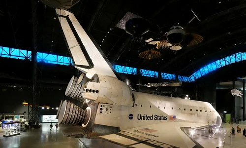 Naveta spațială Discovery, expusă la Steven F. Udvar-Hazy Center, o aneză a Muzeului Național al Aerului și Spațiului (© Sanjay Acharya / Wikimedia Commons)