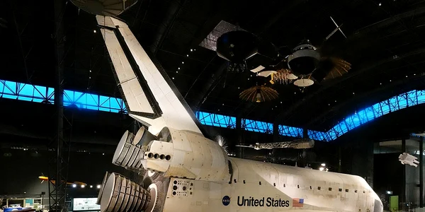 Naveta spațială Discovery, expusă la Steven F. Udvar-Hazy Center, o aneză a Muzeului Național al Aerului și Spațiului (© Sanjay Acharya / Wikimedia Commons)